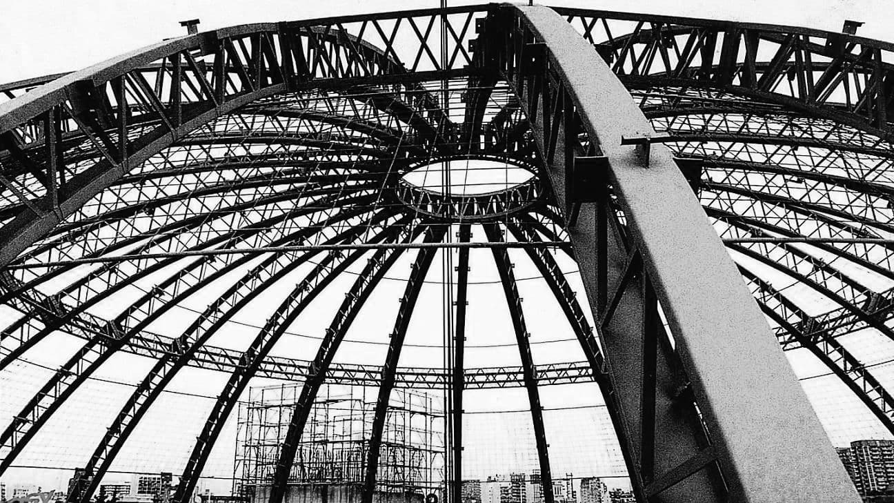 Detalle de una estructura de acero con elementos radiales